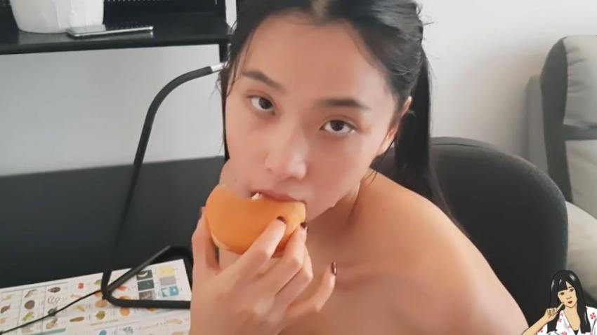 正在做作业的女学生突然吃起鸡巴来