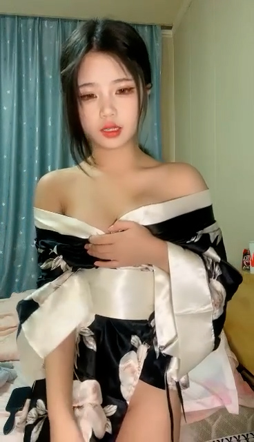 甜美少女炮友操逼！娇小身材粉嫩小穴！黑丝袜张开双腿，从下往上视角，后入慢慢操，低低呻吟娇喘